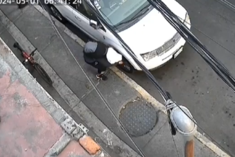 Hombre roba tapones de auto en CDMX: fue filmado en un video viral