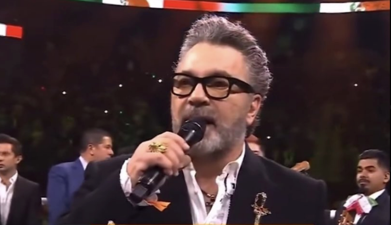 Mijares canta el Himno Nacional Mexicano en la pelea de 'El Canelo'. Foto: Especial