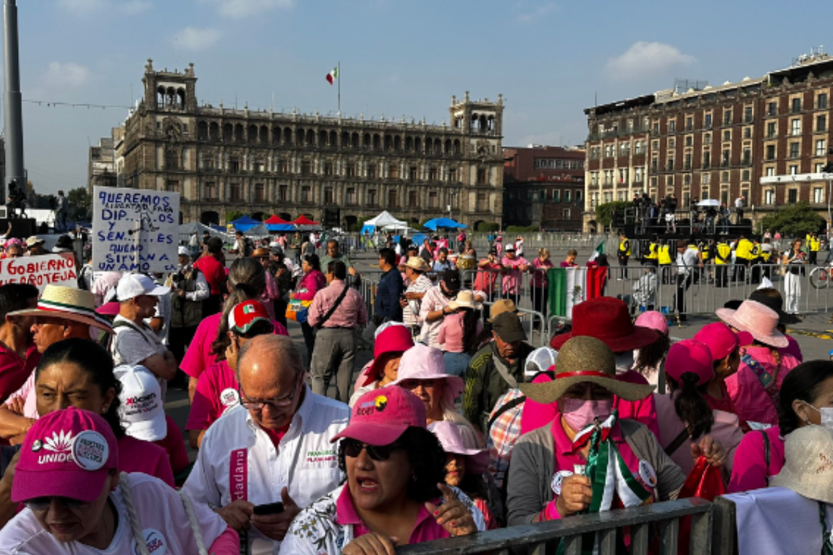 Civiles vestidos de rosa en marcha en el zócalo de la Ciudad de México. Foto tomada de: 'X' @FCN_mx