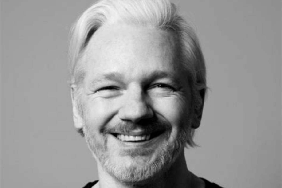 Retrato de Julian Assange donde sonríe. Foto: X/(@wikileaks)