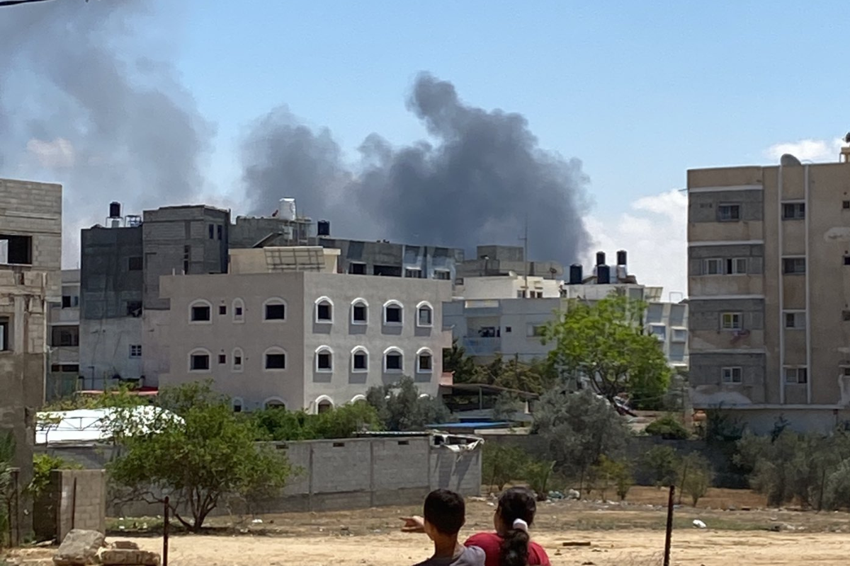Humo saliendo de edificios que fueron atacados en la ciudad de Rafah. Foto: X/@madhoun95
