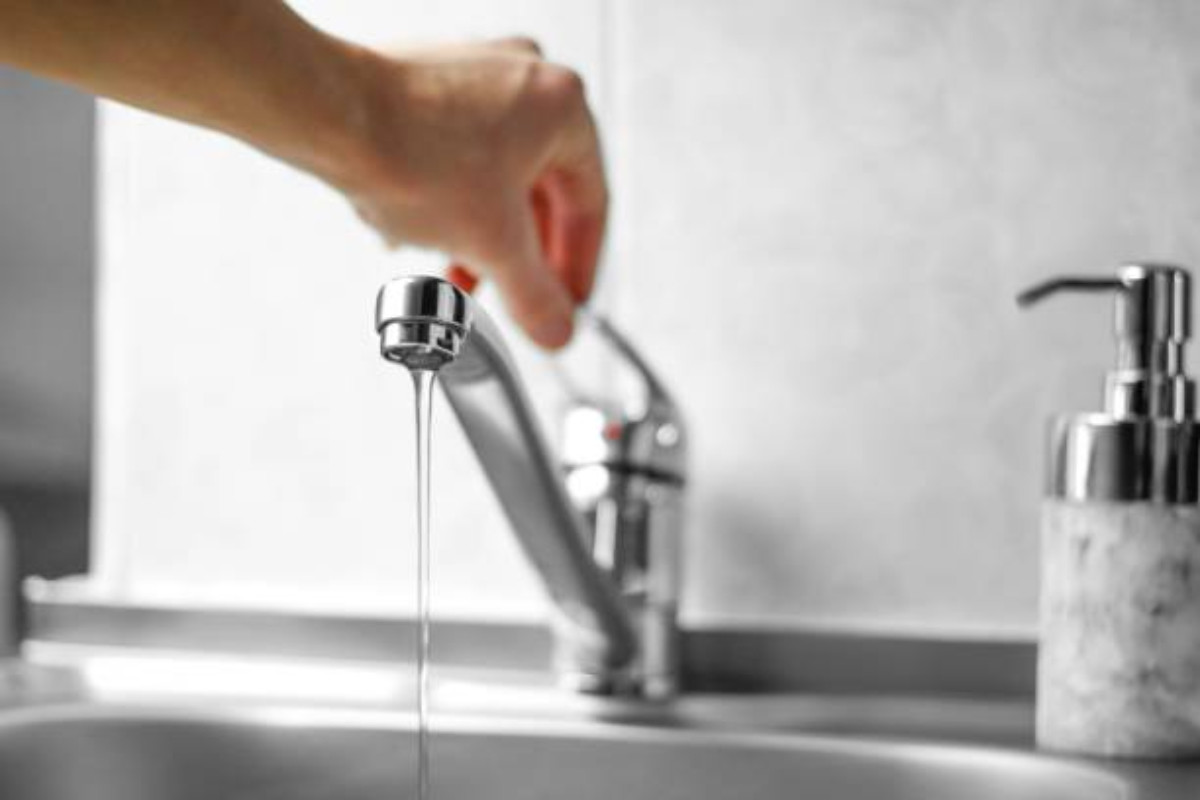 Persona abriendo llave de agua Foto: Pexels