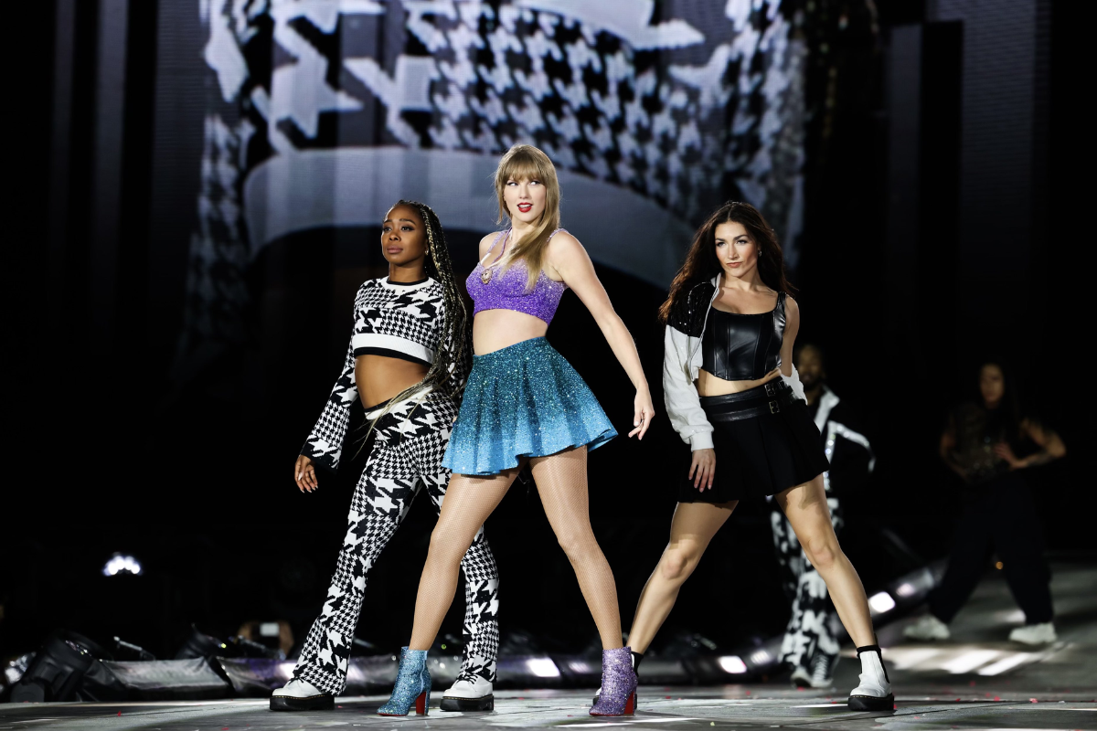Taylor Swift durante su concierto en Lisboa, Portugal, junto a sus bailarinas. Foto: X / (@taylorswift13)