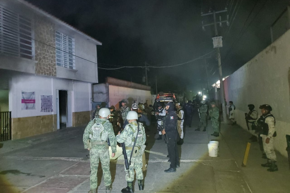 Autoridades de seguridad a las afueras de las instalaciones del IEPC de Chicomuselo. Foto: Facebook / Instituto de Elecciones y Participación Ciudadana Chiapas