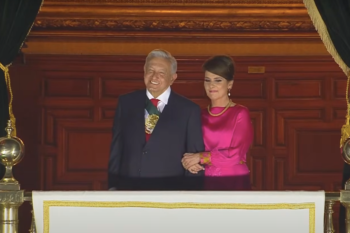 AMLO y Beatriz Gutiérrez Müller durante el Grito de Independencia de 2022. Captura de pantalla/YouTube
