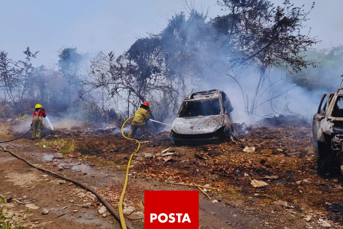 Incendios destruyen 5 autos en taller mecánico. Foto: Armando de la Rosa