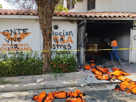 Maestros de la CNTE atacan sedes políticas en Chiapas