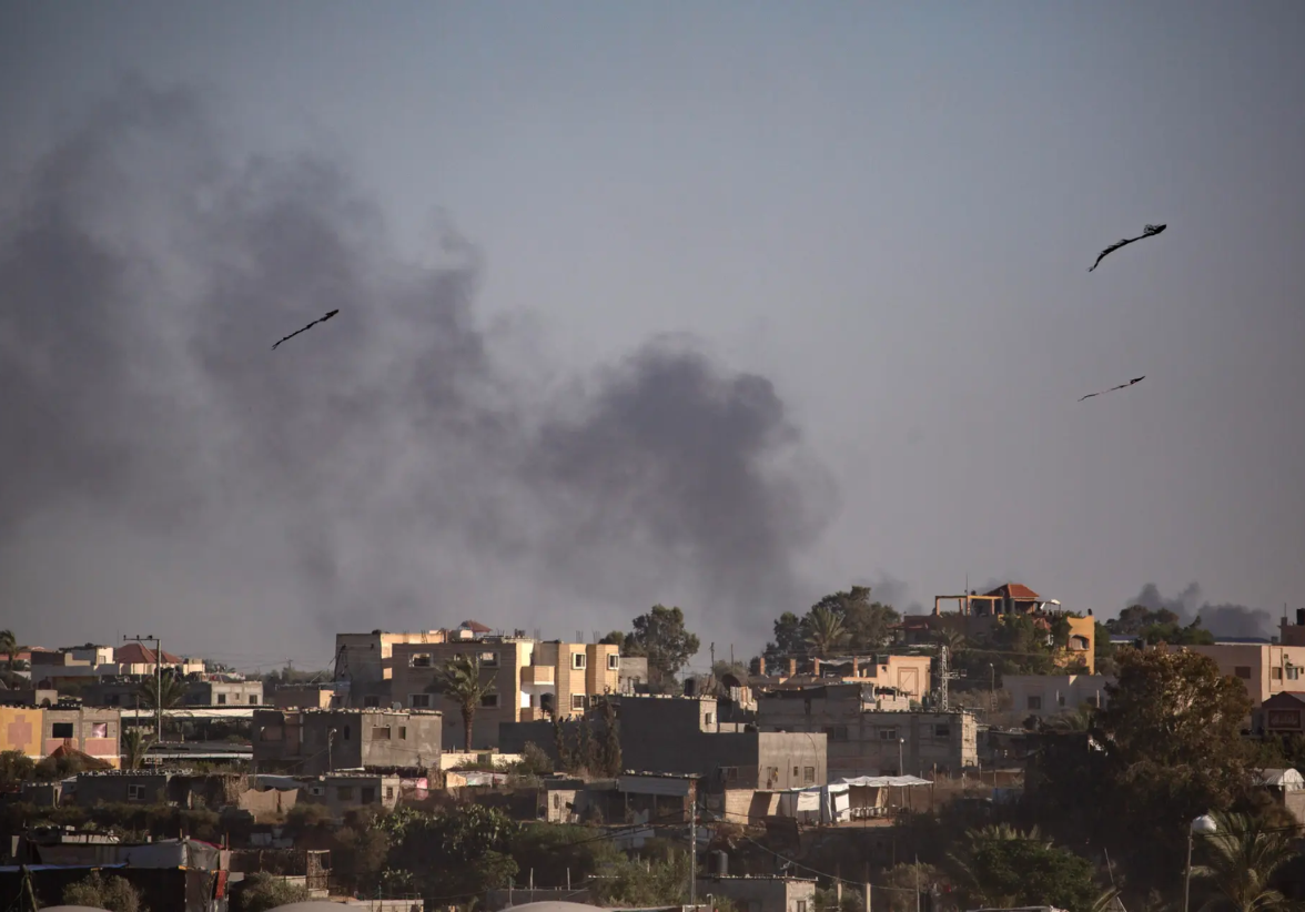 Se eleva humo después de un ataque aéreo israelí en Rafah, sur de la Franja de Gaza, el 24 de mayo de 2024. Foto: EFE