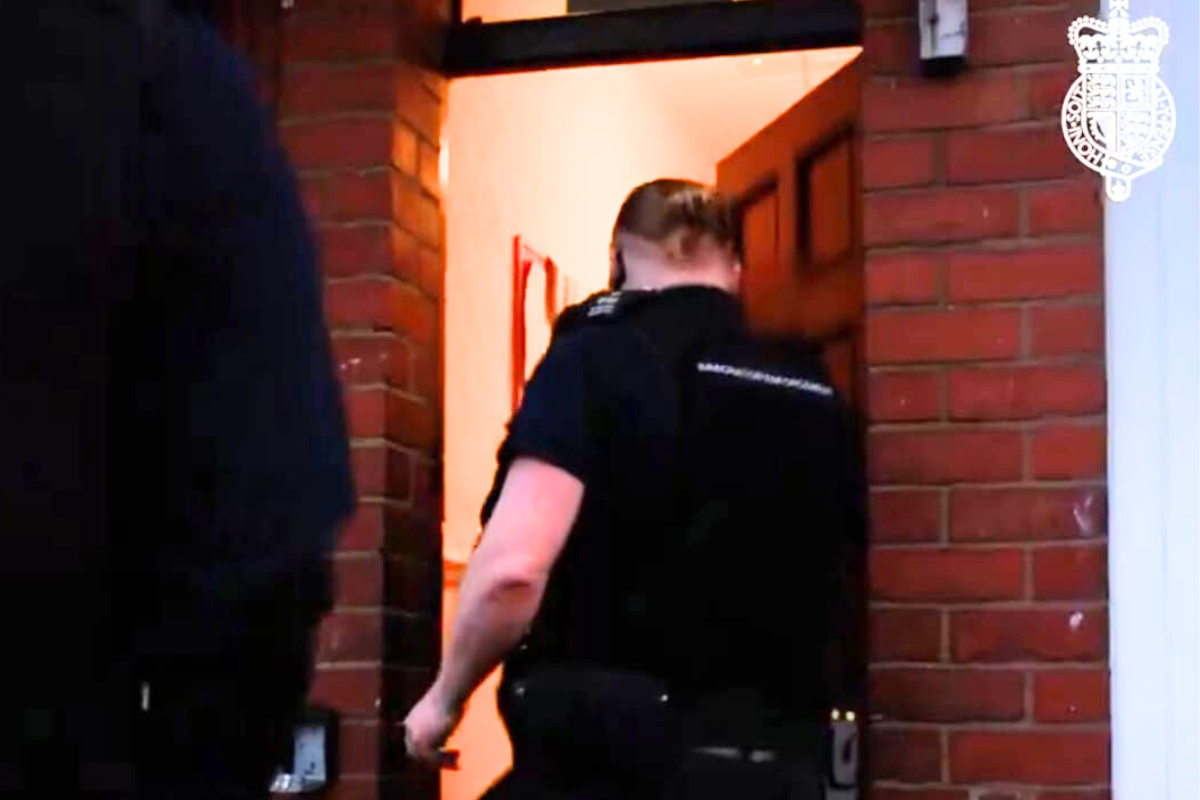 Policía británica entra a cada donde se estaban refugiados migrantes ilegales en Londres. Foto tomada de: 'X' @ukhomeoffice