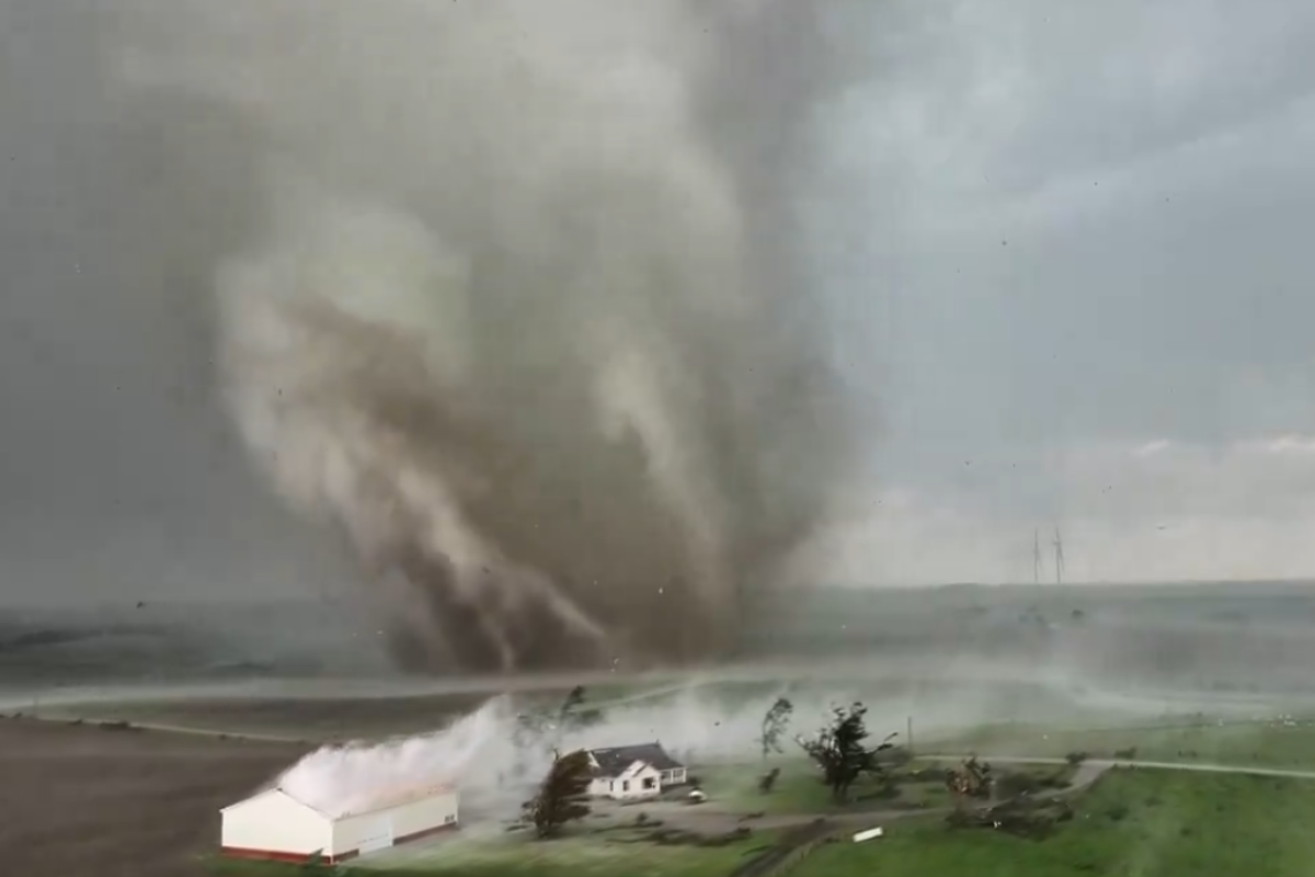 Tornado en Iowa, Estados Unidos. Foto tomada de: 'X' @ReedTimmerUSA