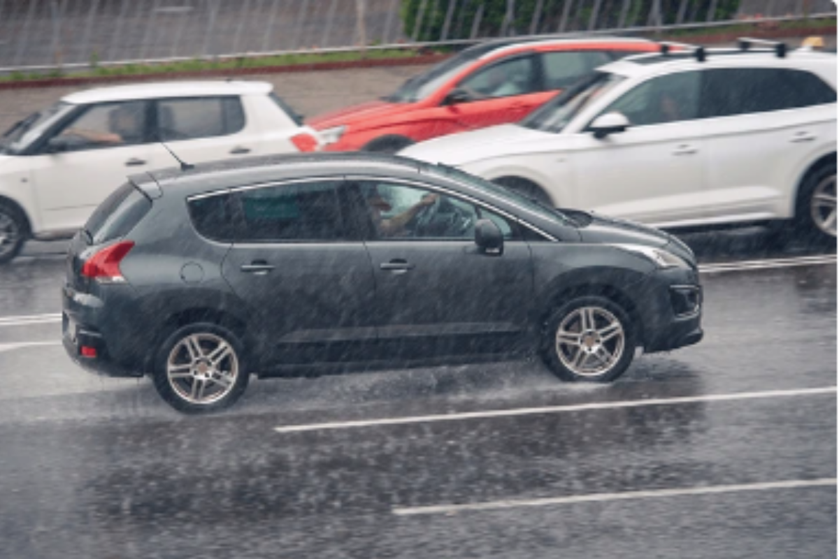 Lluvia fuerte cayendo sobre varios autos que recorren una vía de una ciudad. Foto: Especial