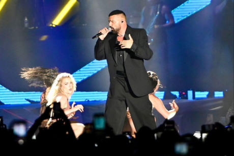 Corren con chorro de agua a personas de concierto de Ricky Martin en Veracruz