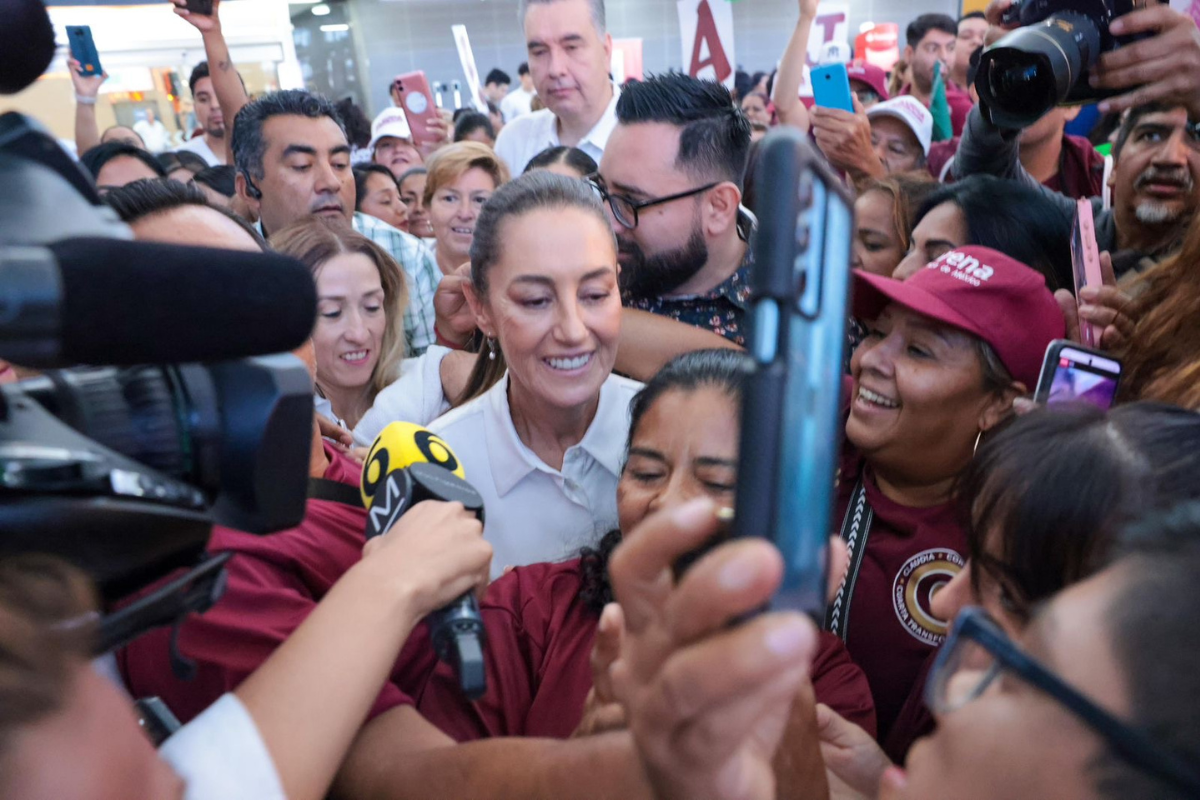 Claudia Sheinbaum en su recibimiento en el aeropuerto de Monterrey, Nuevo León. Foto: Rodrigo Rey