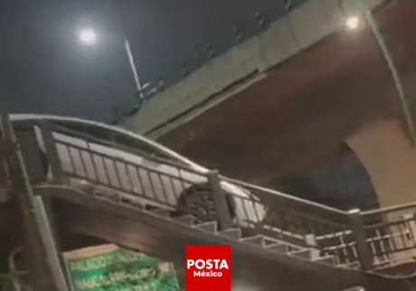 Automovilista intenta bajar puente peatonal en auto en Naucalpan