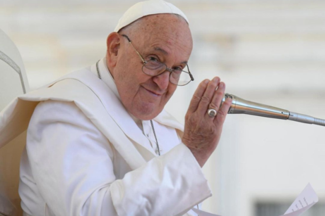 Papa Francisco recomienda a personas homosexuales 'ir al psicólogo'