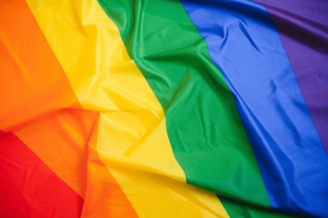 ¿Cómo y quién creo la bandera arcoíris del movimiento LGBTTTQI+?
