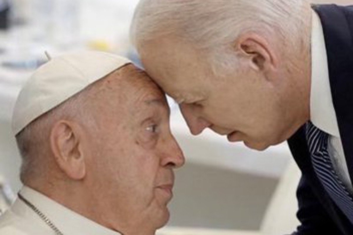 Joe Biden saludando al papa Francisco Foto: 'X'(Twitter) @votocatolicousa