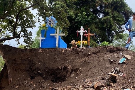 Cae barda de panteón en Xalapa y deja expuestas tumbas; lleva 112 años operando