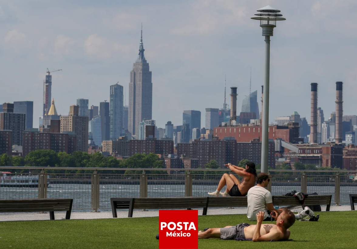 La gente se acuesta al sol en Domino Park mientras la temperatura se acerca a los 94 grados Fahrenheit (34.44 Celsius), durante un aviso de calor en Brooklyn, Nueva York. Foto: EFE