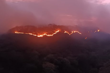 Incendio consume ladera oeste de Cuernavaca; alerta en zona urbana