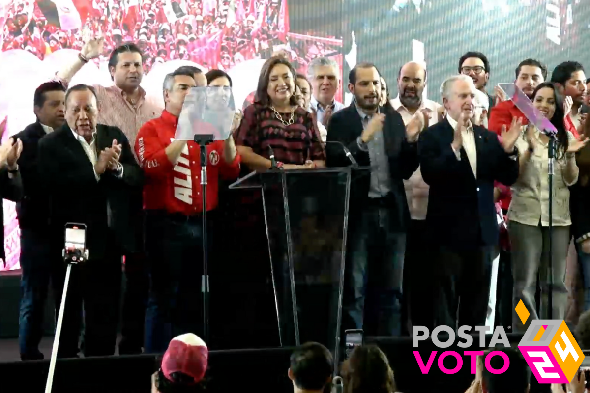 Xóchitl Gálvez rodeada de los dirigentes de los partidos PAN, PRI y PRD, en conferencia de prensa tras darse a conocer los resultados del PREP. Captura de pantalla / X
