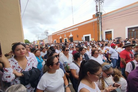 Protestan en las oficinas de SEP más de 3 mil maestros yucatecos