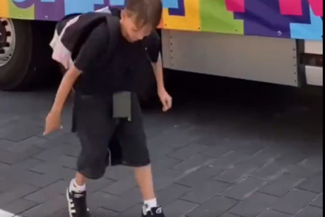 Niño pisa brutalmente la bandera LGBT durante desfile del 'Mes del Orgullo'