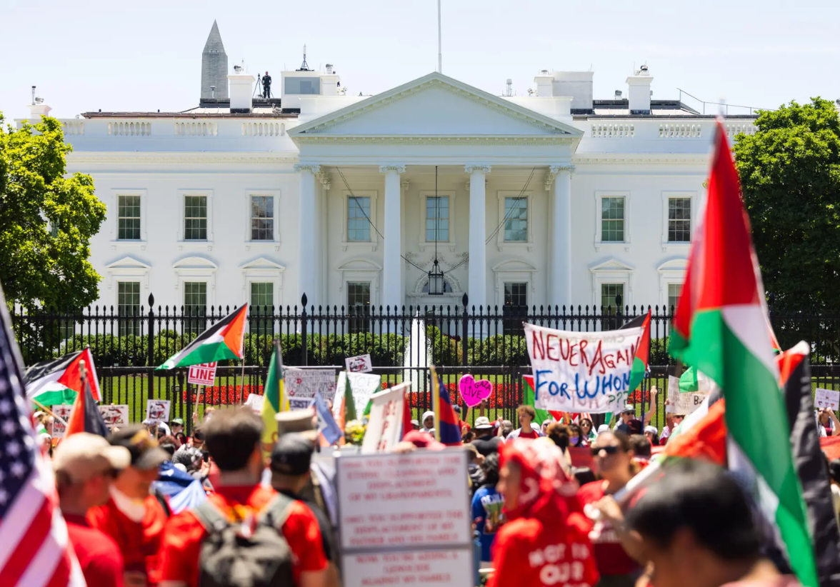 Cientos de manifestantes propalestinos cercaron la Casa Blanca con una pancarta roja, clamando un cese al apoyo estadounidense a Israel y denunciando las acciones en Gaza. Foto: EFE