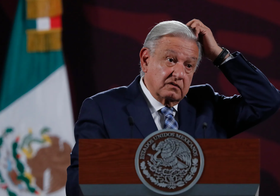 El presidente de México, Andrés Manuel López Obrador, habla durante una rueda de prensa en el Palacio Nacional este jueves, en Ciudad de México. Foto: EFE