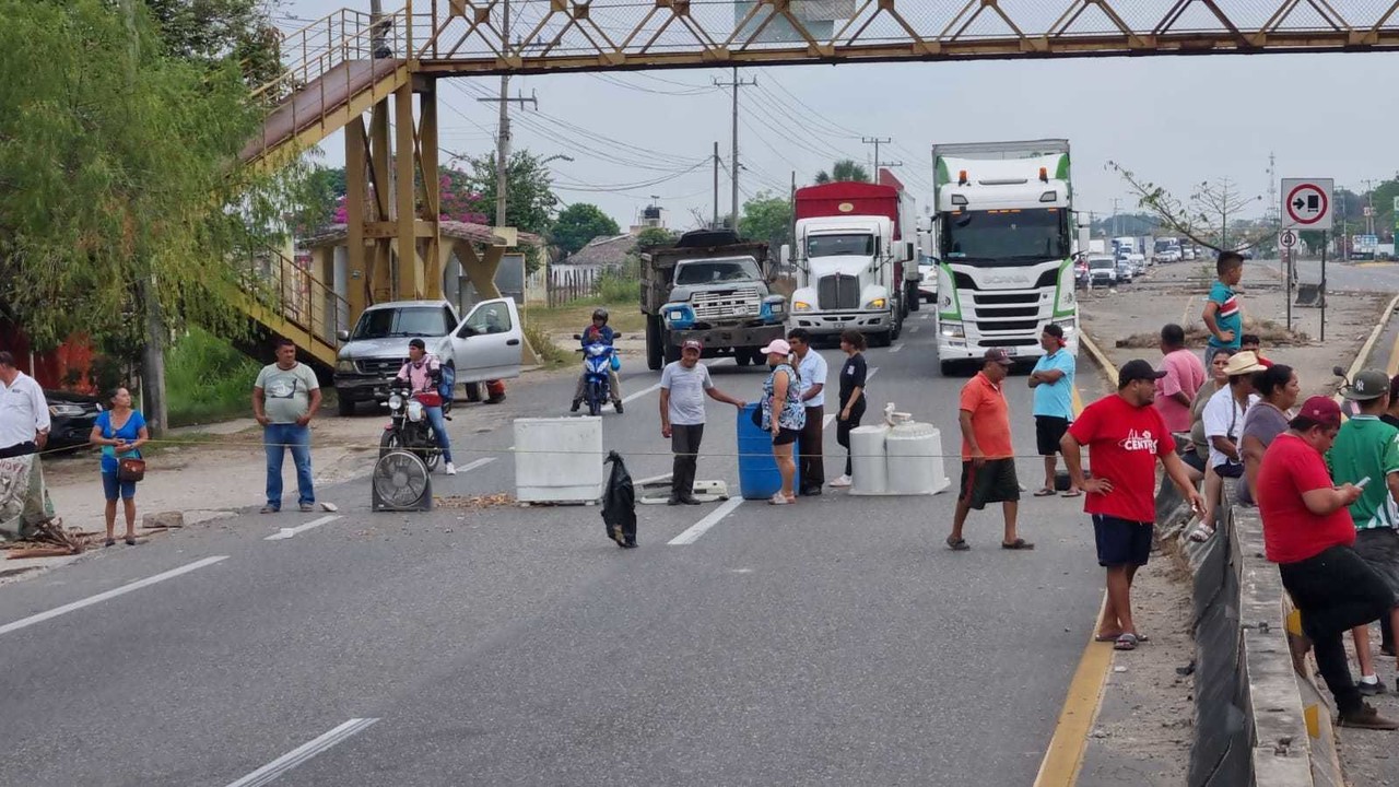 Bloquean carretera federal Villahermosa- Frontera por falta de agua y luz en Tabasco. Foto: Armando de la Rosa