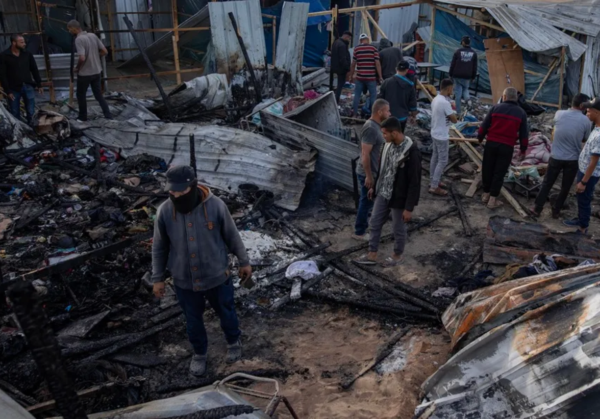 Palestinos inspeccionan los daños causados por un ataque del Ejército israelí en un campamento de una zona designada 'segura' para desplazados en Rafah. Foto: EFE