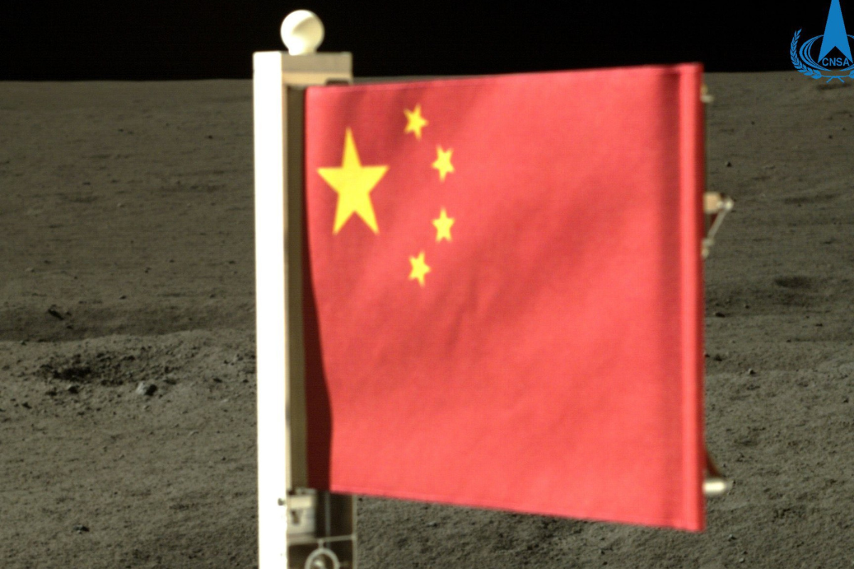 Bandera de China desplegada en el lado oculto de la Luna luego de que la sonda concluyera con su recolección de muestras. Foto: X / (@XH_Lee23)