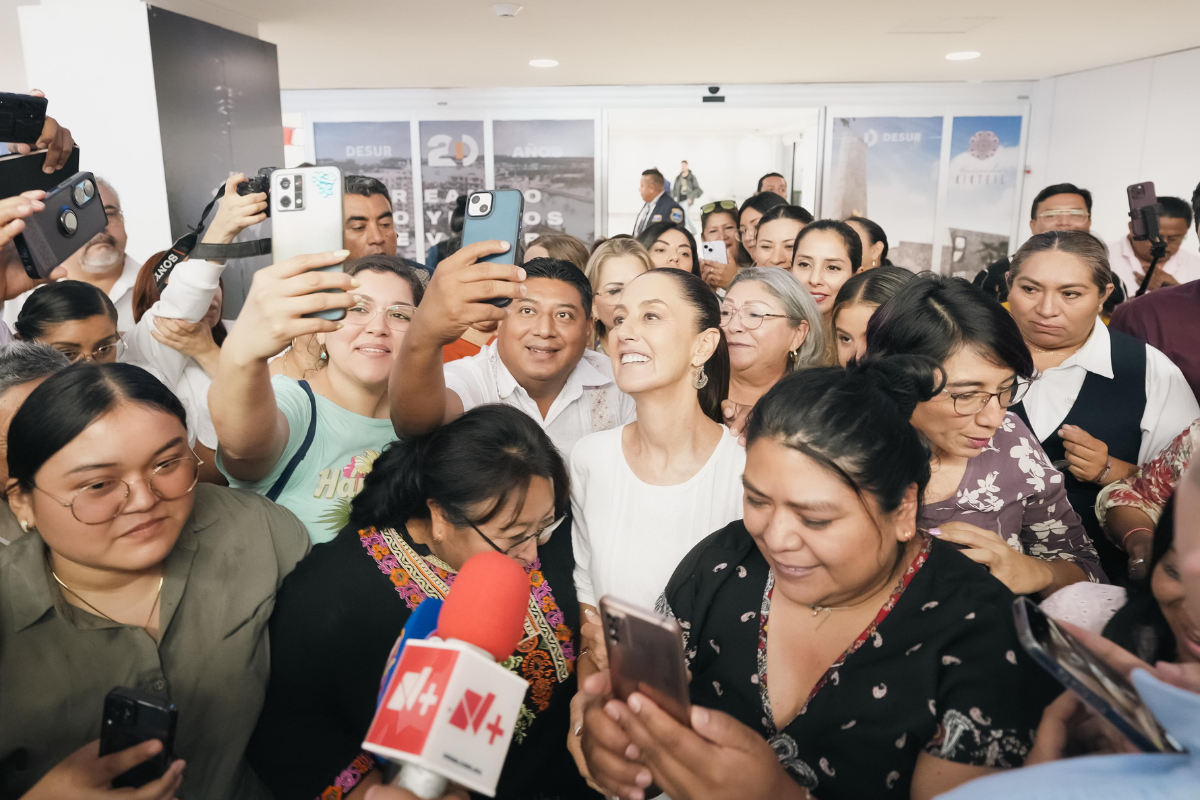 Claudia Sheinbaum rodeada de simpatizantes en su llegada al Aeropuerto Internacional de Mérida. Foto: Claudia Sheinbaum