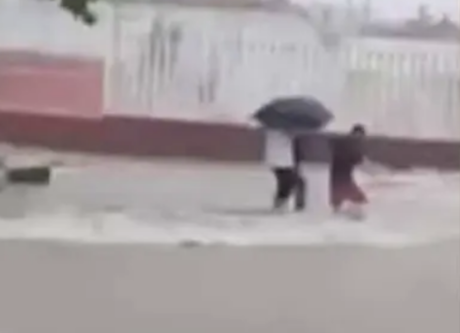 Padre e hijo arriesgan su vida para cruzar corriente en Campeche tras lluvias