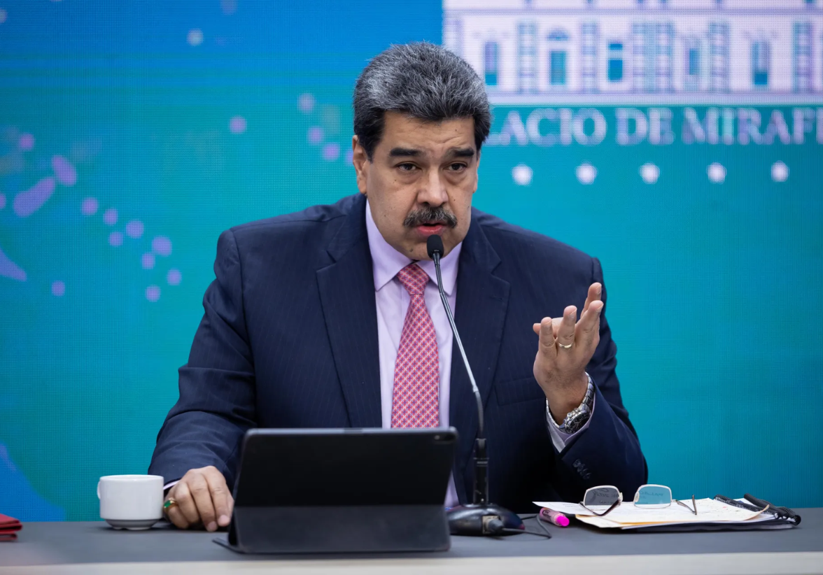 Nicolás Maduro proclamó que Venezuela superará tanto la crisis financiera como las sanciones, subrayando resultados positivos en la economía y recientes acuerdos internacionales. Foto: EFE