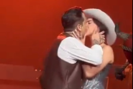Christian Nodal y Ángela Aguilar se besan en concierto en el Auditorio Nacional