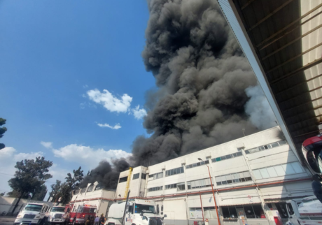 Incendio en bodega de plásticos provoca alarma en Ecatepec