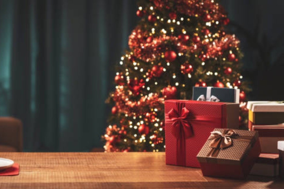 Regalos a lado de un árbol de Navidad Foto: Pexels