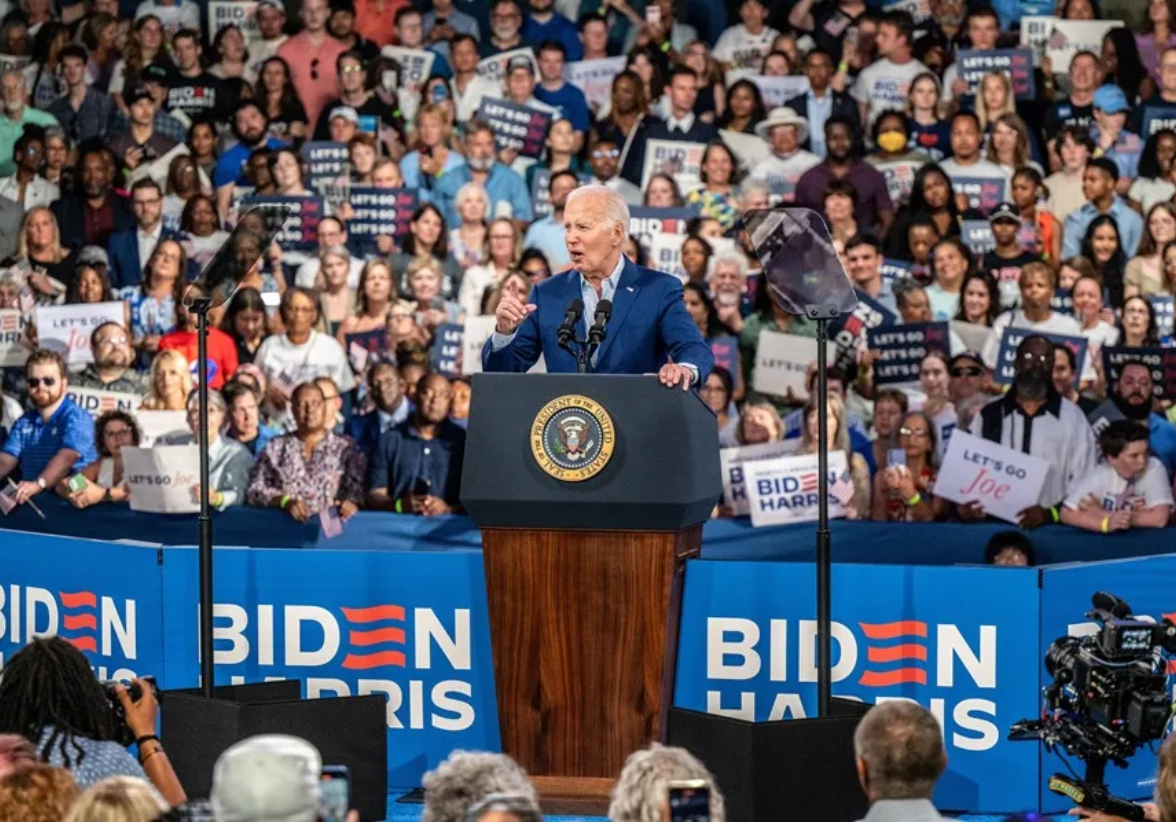 Biden reaparece tras el debate y asegura que está capacitado para seguir en la presidencia de los EUA. Foto: EFE