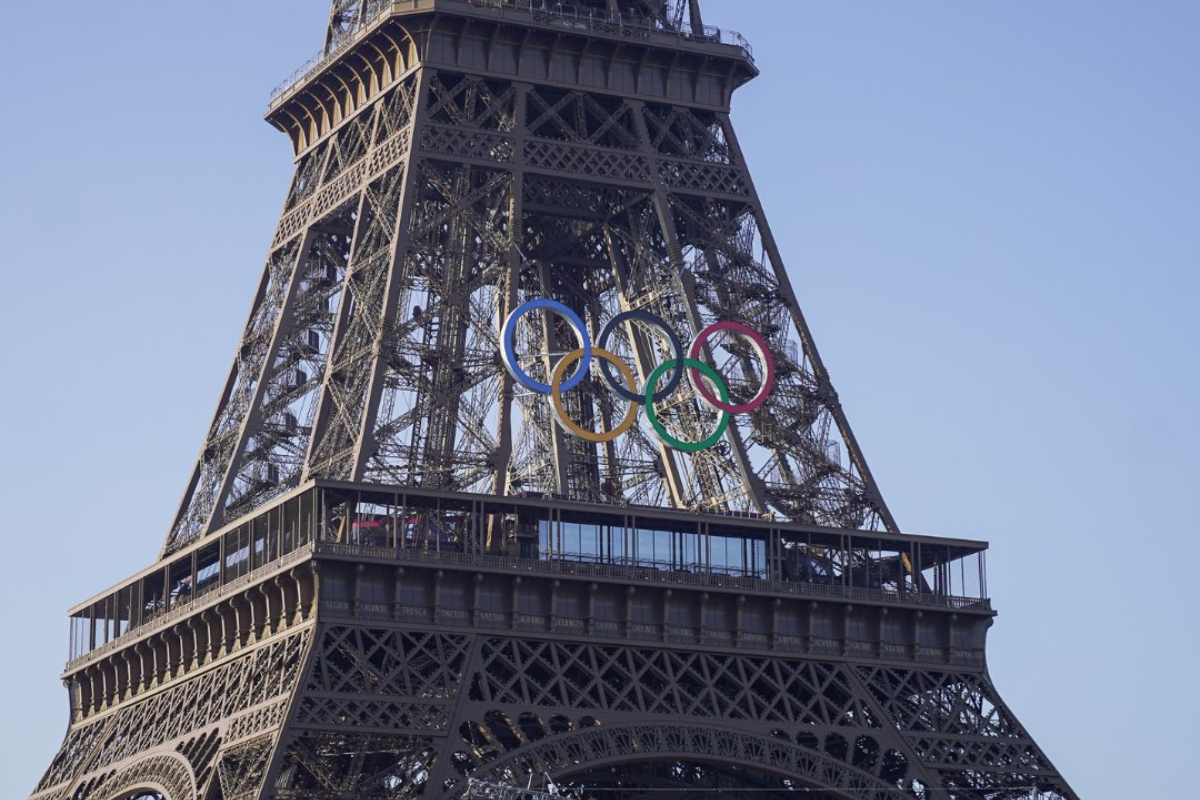 Luce la Torre Eiffel los emblemáticos aros olímpicos. Foto: @juegosolimpicos