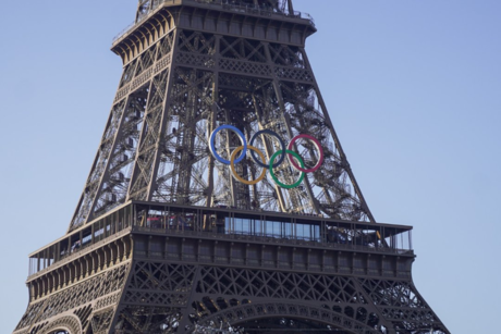 Luce la Torre Eiffel los emblemáticos aros olímpicos