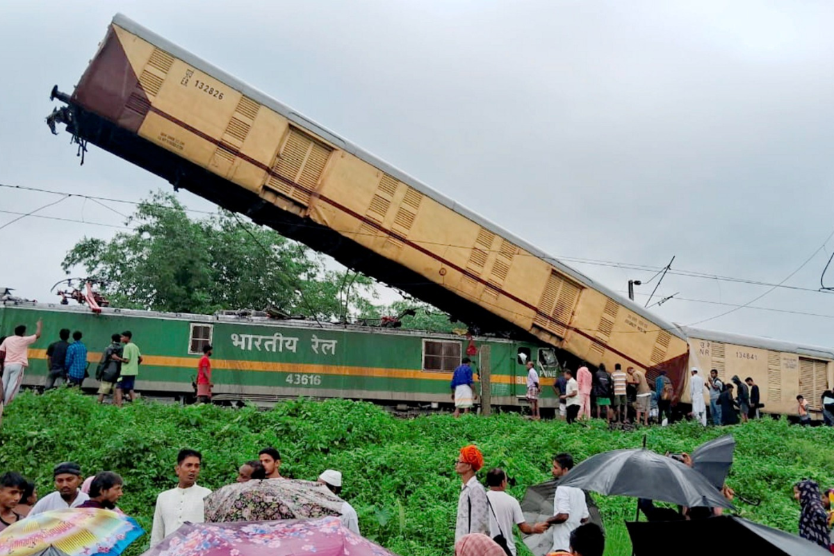 Vagón del tren de carga que quedó elevado sobre el de pasajeros, luego del choque. Foto: X / (@Benarasiyaa)