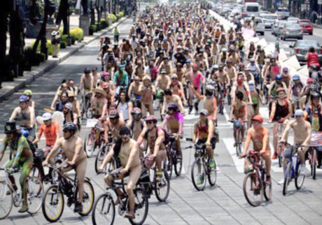 Más de 100 ciclistas participan desnudos en la rodada en la CDMX: exigen respeto