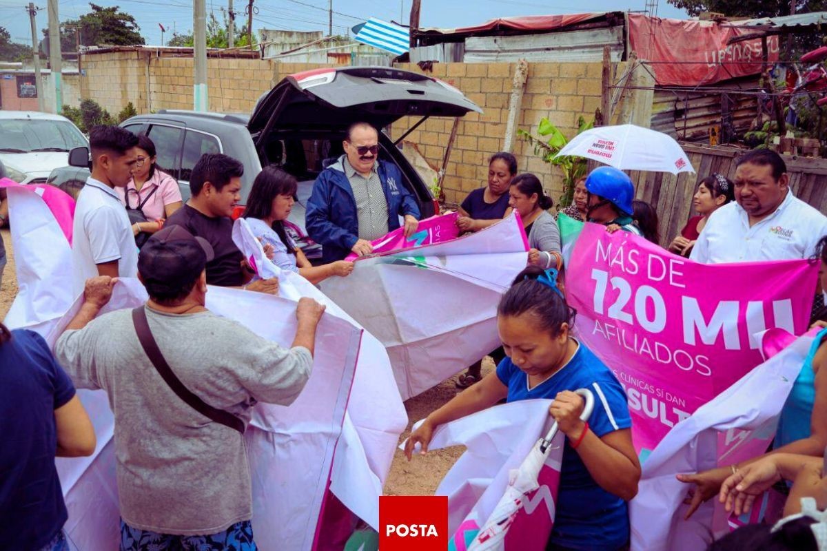 El senador electo, Jorge Carlos Ramírez Marín aprovecha sus lonas de campaña para repartirlas a la población y la utilicen como mejor les convenga en temporada de lluvias. Foto:  Cortesía del equipo de Ramírez Marín
