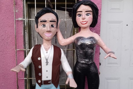Crean piñatas de Christian Nodal y Ángela Aguilar y causan furor en redes