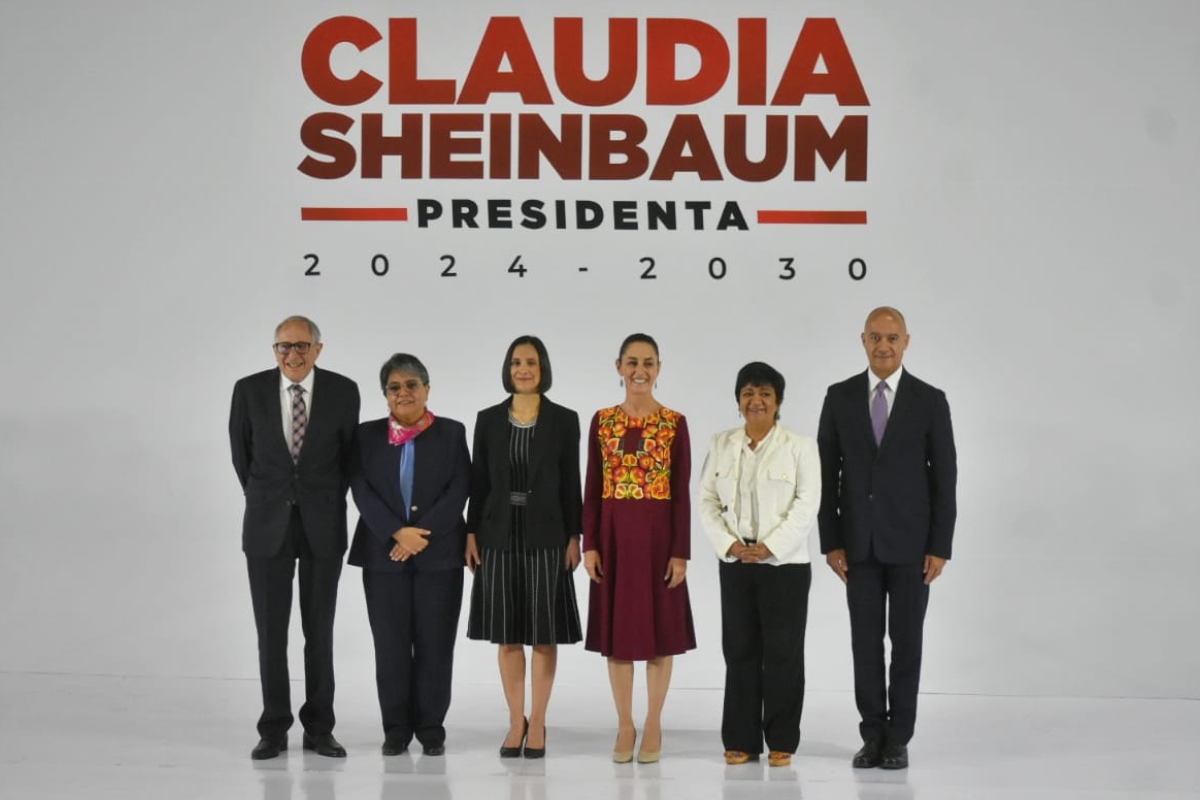Claudia Sheinbaum junto a las y los nuevos miembros de su gabinete presidencial, en su conferencia de prensa del 27 de junio de 2024. Foto: Enrique Pérez Huerta