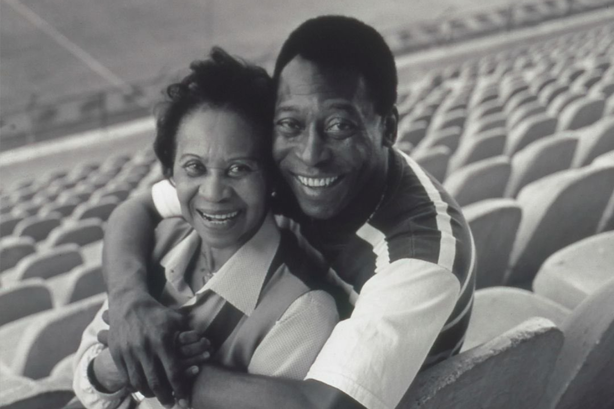 Pelé abrazando a su madre, Doña Celeste Arantes, en las butacas de un estadio. Foto: X / (@Pele)