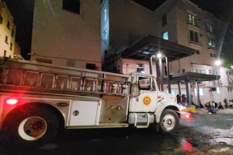 Tres personas quedan atrapadas en elevador de Hospital Civil de Xalapa