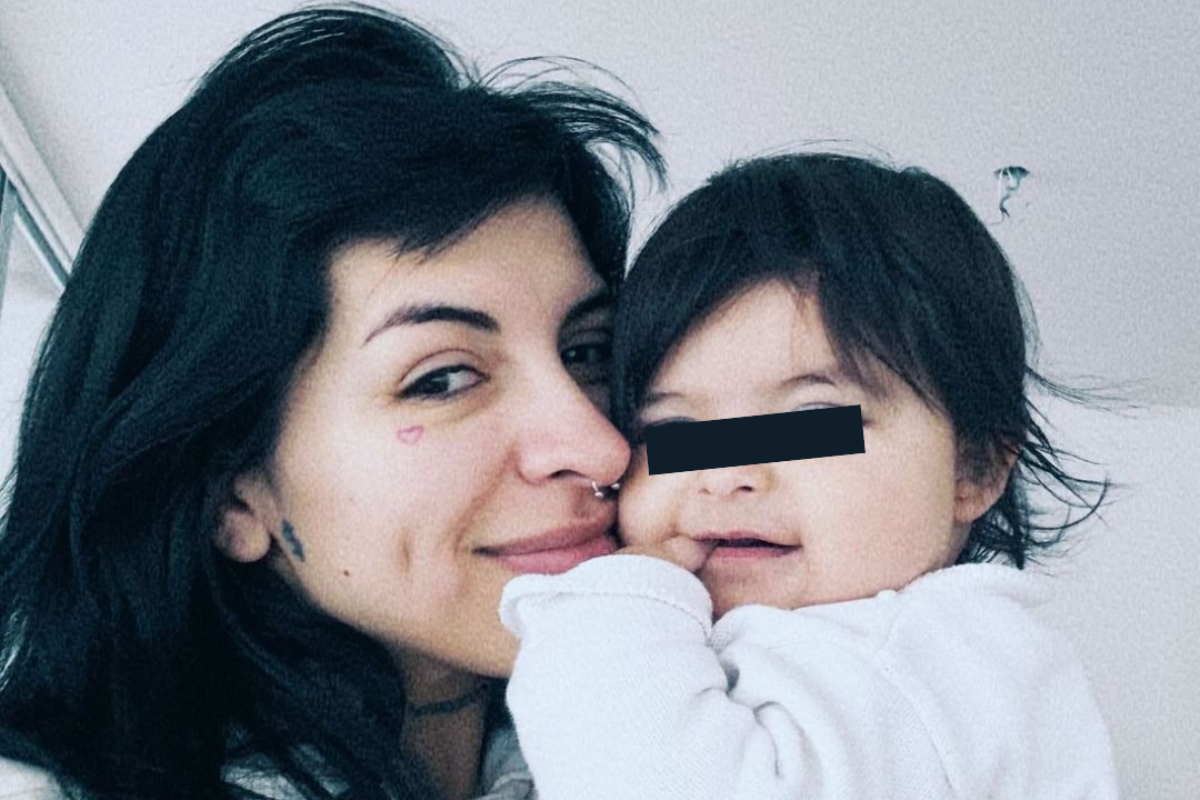 Foto compartida por Cazzu en sus historias de Instagram, junto a su hija, Inti. Foto: Especial