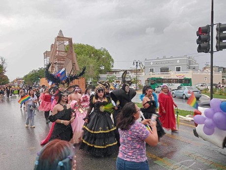 La fuerte lluvia no impidió marcha LGBT+ en Yucatán